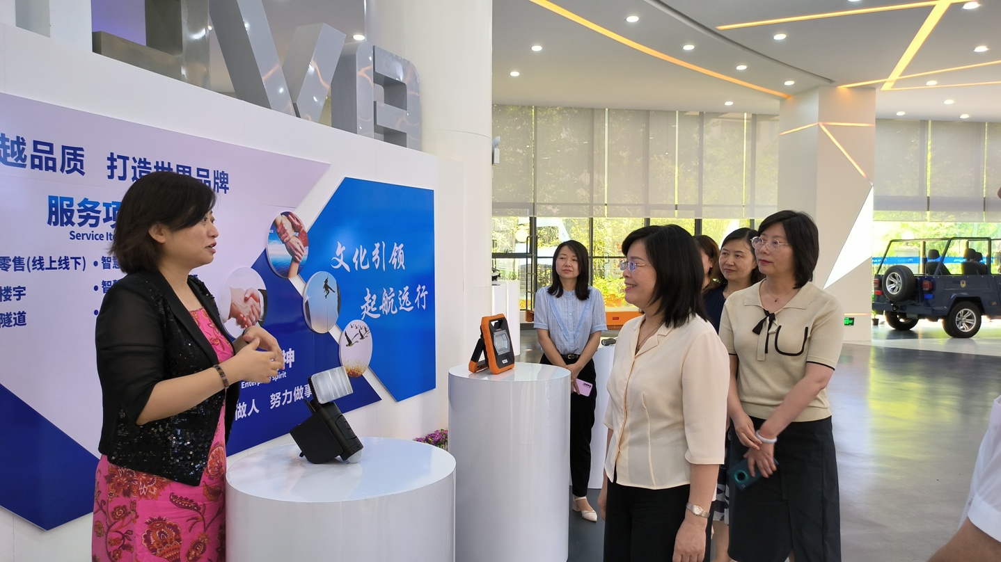 7月13日，省婦聯(lián)黨組書記、主席楊曉曼一行到全國(guó)巾幗建功先進(jìn)集體--成威科技調(diào)研3.jpg